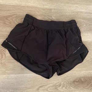 Lulu lemon Hotty hot low rise lined shorts womens size 8 2.5inch inseam